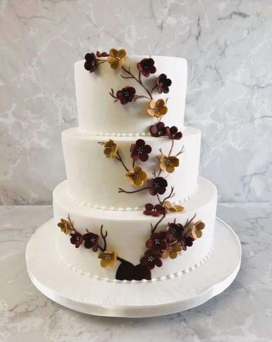 Autum-blossoms-wedding-cake-with-blossom-tree-decor