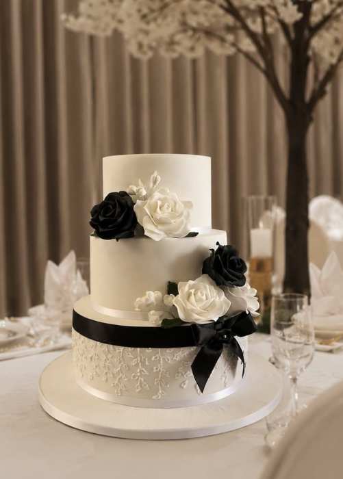 Black-and-White-wedding-cake-with-handpiped-royal-icing-design-and-Sugar-flowers-