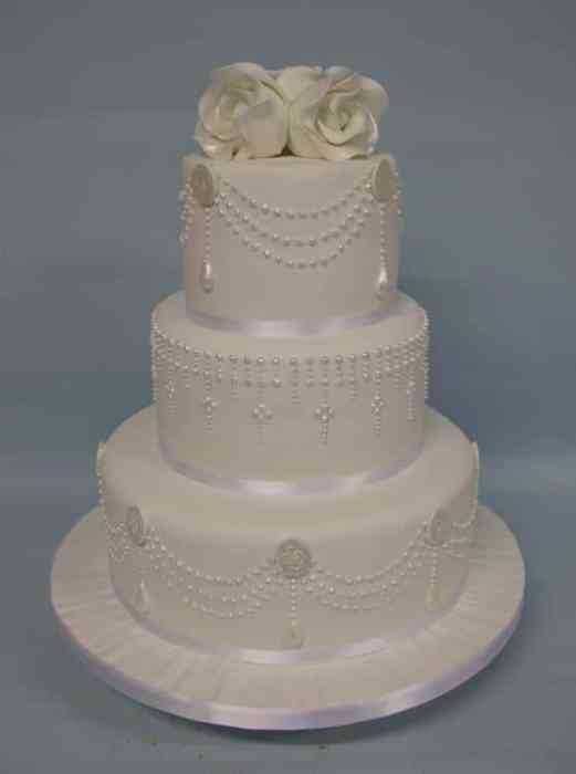 pearl piped necklace and cameo wedding cake