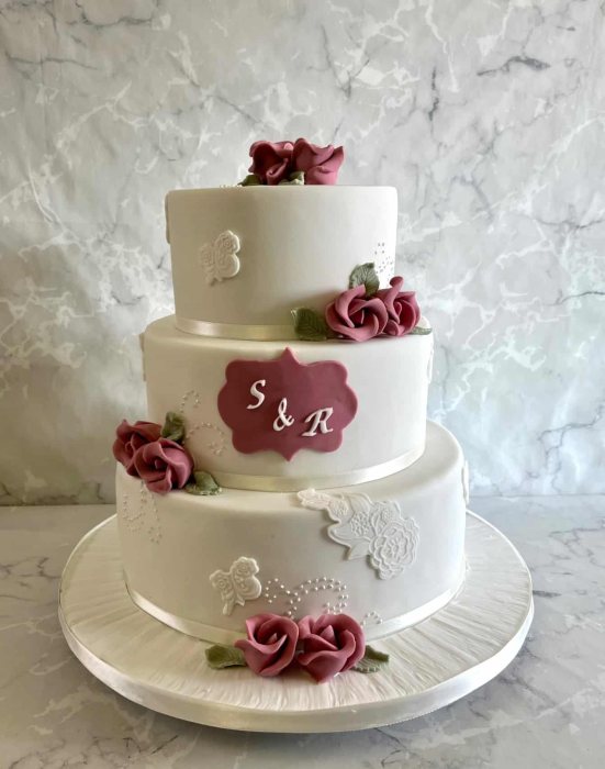 Delicake-lace-and-hand-piping-with-initals-
