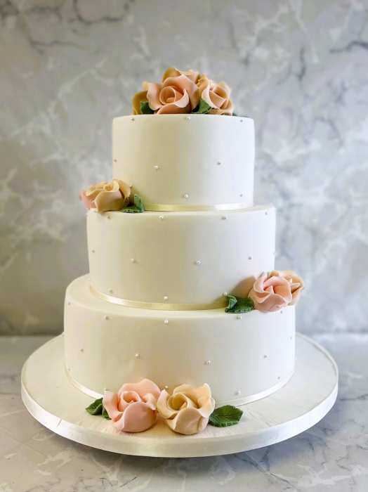 Delicate-hand-piped-pearls-with-2-tones-of-sugar-roses-wedding-cake-