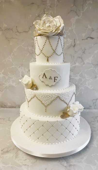 Golden-Vintage-pearlss-and-hand-piping-with-sugar-roses-