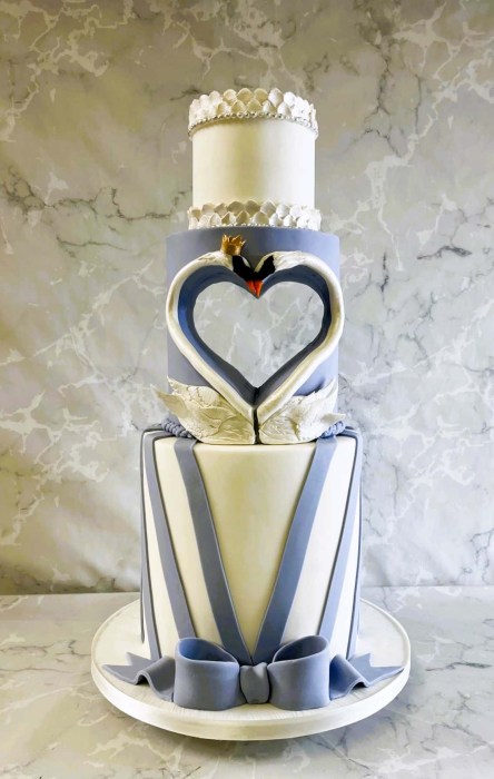 Hollow-Heart-swan-wedding-cake-with-dramatic-stripes