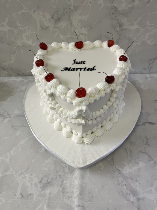 Sweetheart Lambeth style wedding cake with black just married