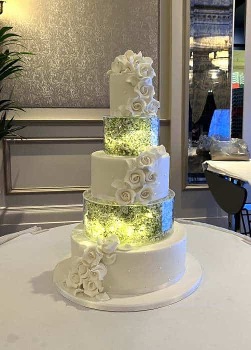 Wedding cake on separators with lights