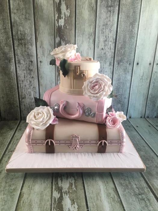 vintage suitcases wedding cake