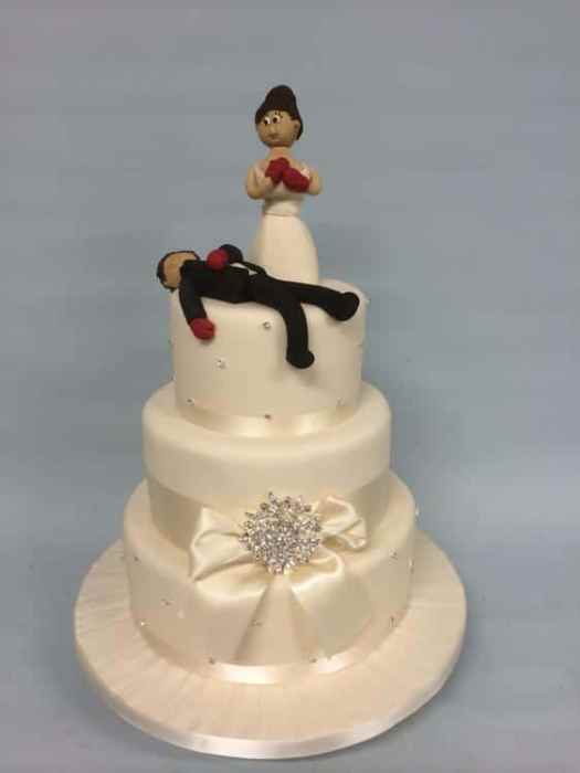 Boxing wedding cake with sugar cake toppers