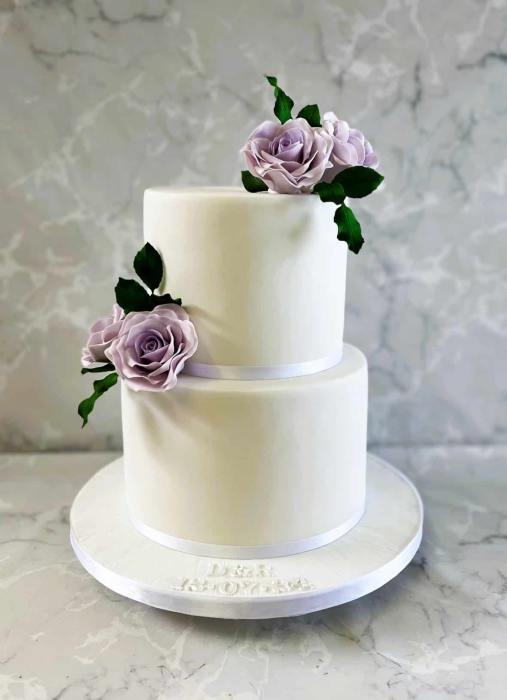Plain iced wedding cake with 4 vintage sugar roses