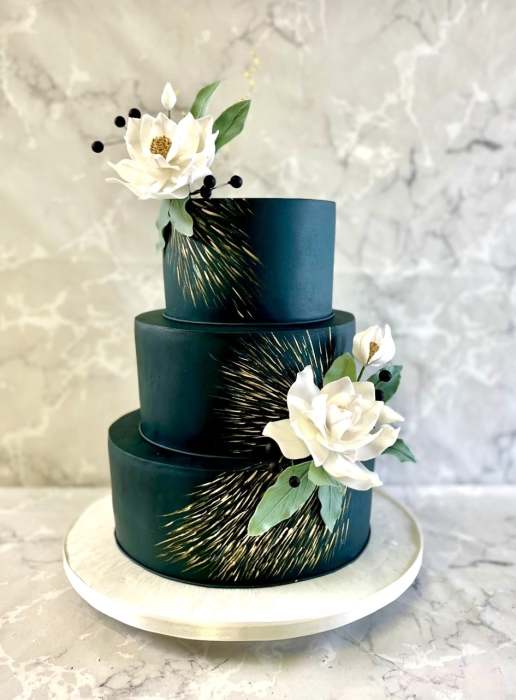 Dark green wedding cake with water Lilly