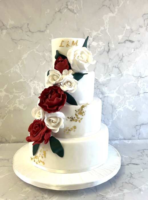 Lanas-roses-with-gold-initials- wedding cake