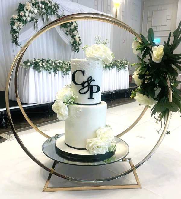 Pearl-Black-and-White-Tall-modern-wedding-cake-