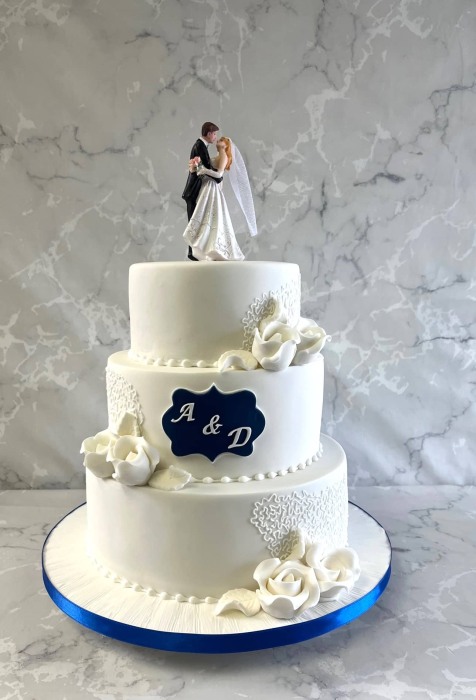 Romantic-wedding-cake-with-hand-piped-lace-and-sugar-roses-