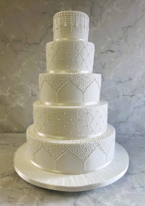 Royal-icing-lace-and-trellis-wedding-cake-with-pearl-droplets
