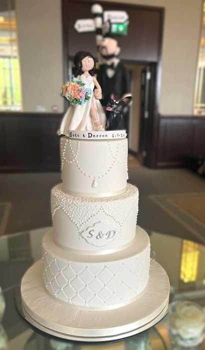 Vintage-Pearl-hand-piped-wedding-cake-