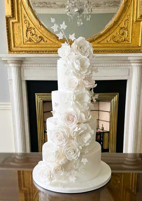 White-Wedding-cake-with-Vintage-handmade-Sugar-Roses-at-tHe-Morrison-Hotel-Co-Dublin