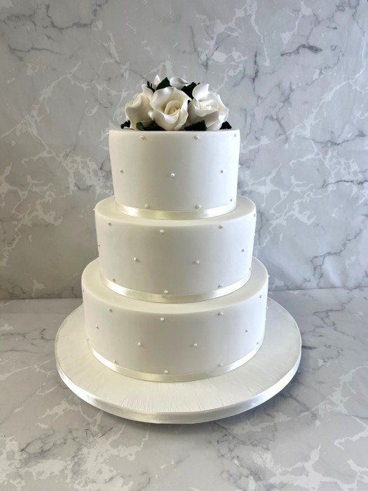 deicate-pearl-wedding-cake-with-sugar-roses--Iris