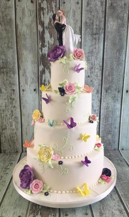 delicate roses and butterflys wedding cake