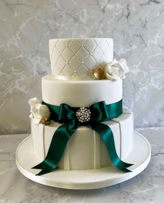 green-bow-and-lattice-wedding-cake-