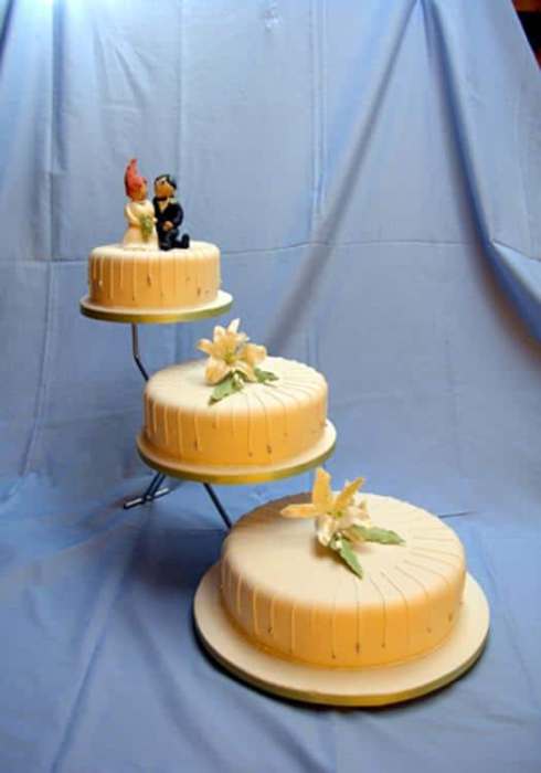 3 x round shaped wedding cake on a stand