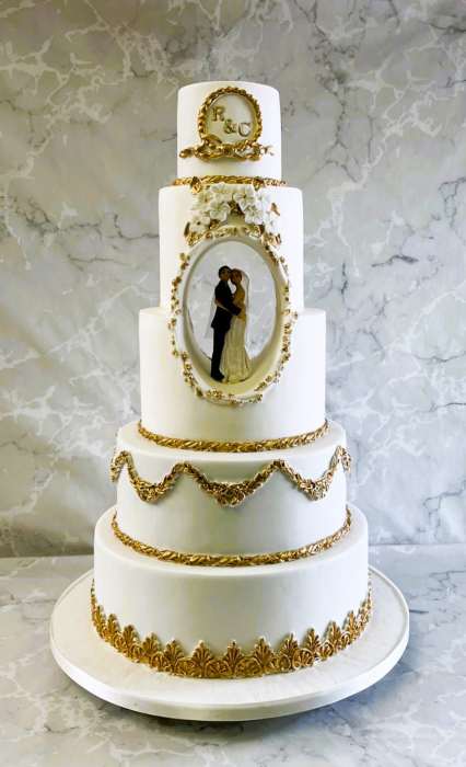oval-hollow-wedding-cake-with-gold-handpainting-