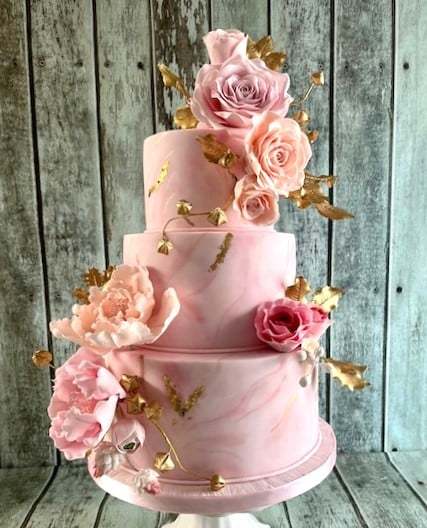pink-marbel-wedding-cake-with-handade-sugar-flowers