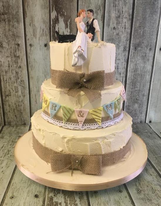 rustic  butter crean frosting bunting  with cake topper