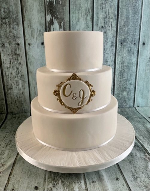 simplicity-wedding-cake-with-vintage-initals-