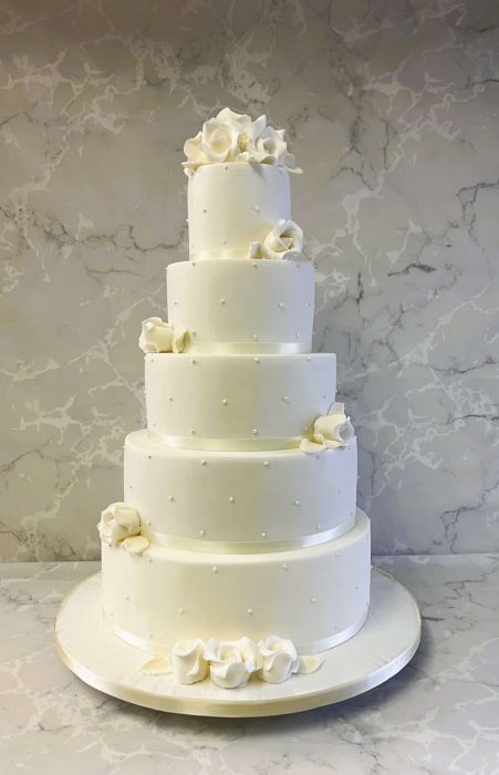 single-pearls-and-roses-wedding-cake-