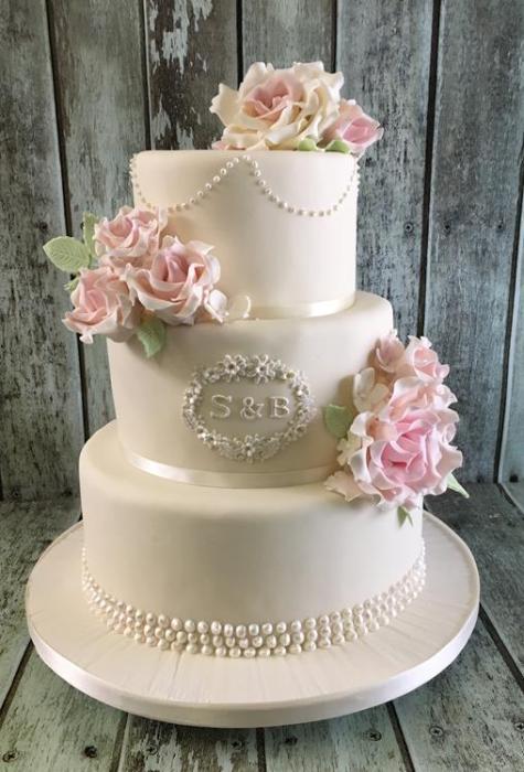 vintage roses with pear wedding cake 2