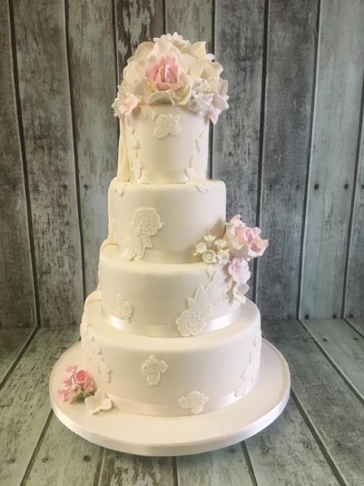 vintage rossand lace wedding cake 5