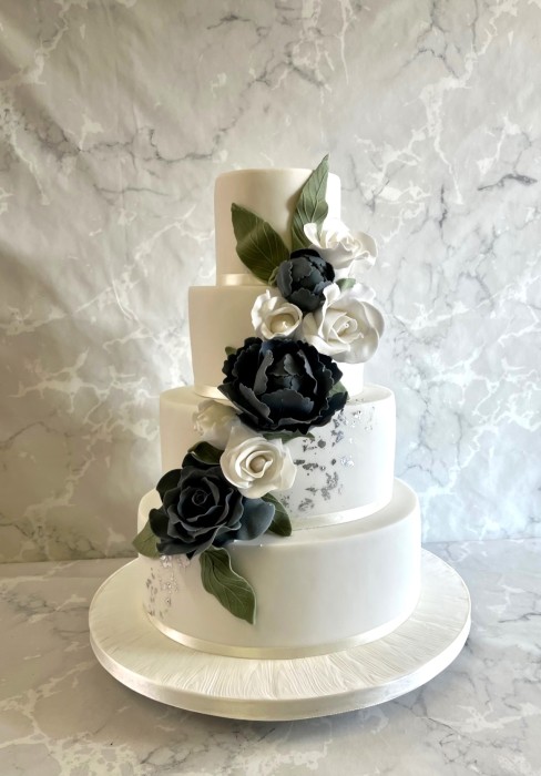 vintage-gray-roses-with-silver-leaf-and-peony-roses wedding cake