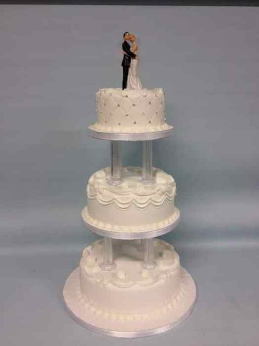 wedding cake on pillars