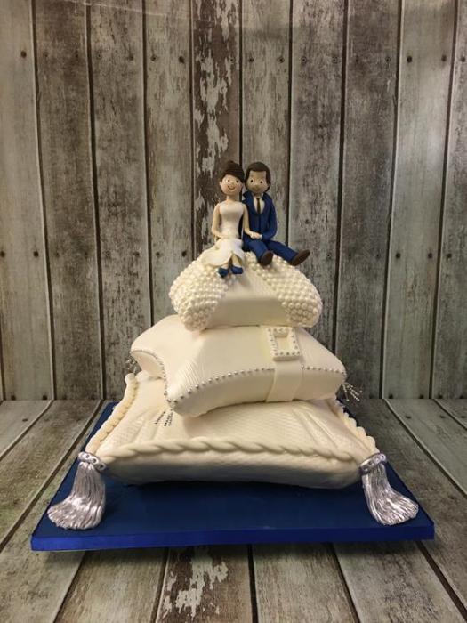 wedding cake pillows