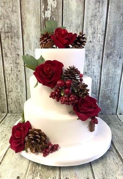 wnter-wedding-cake-with-silk-red-roses-and-acorns