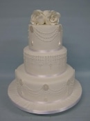 pearl piped necklace  and cameo wedding cake