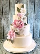 Lanas-delicate-Roses-with-gold-leaf