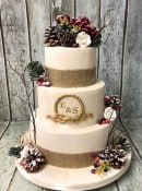 Rusic-winter-themed-wedding-cake-with-burlap-ribbon-