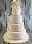 antique pearl and trellis wedding cake