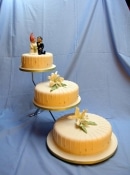 3 x round shaped wedding cake on a stand
