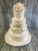 pearl and brooch wedding cake