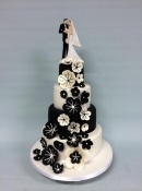 wedding cake black and white flowers