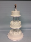 wedding cake on pillars