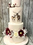 winter-hand-painted-Deer-with-sugar-flowers-wedding-cake-