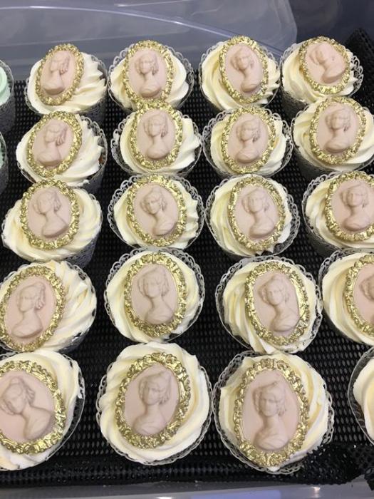 Cameo wedding cup cakes