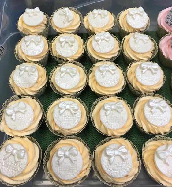wedding cup cakes with vintage bow
