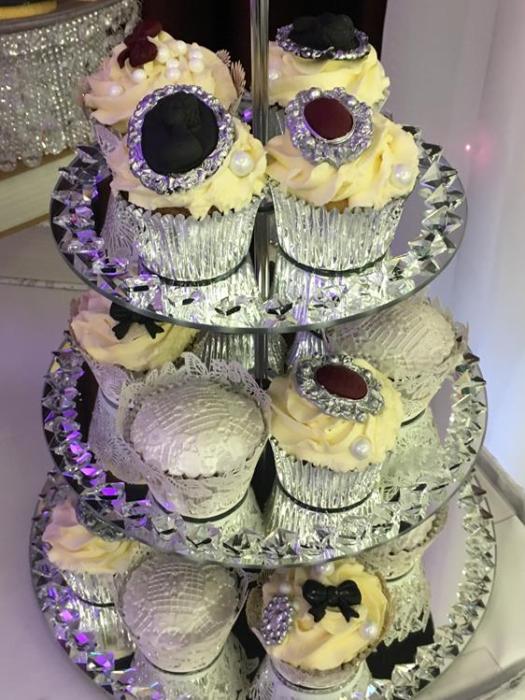 vintage brooch and lace wrap wedding cup cakes