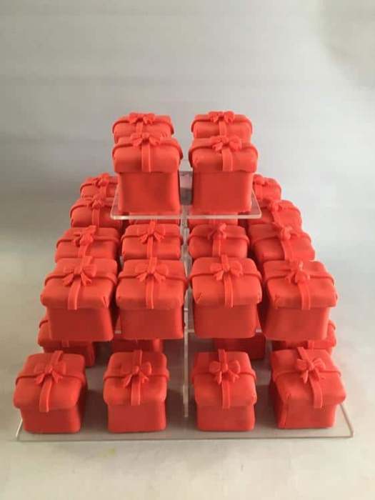 Parcel mini wedding cakes