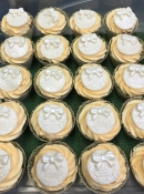 wedding cup cakes with vintage bow