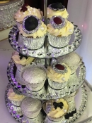 vintage brooch and lace wrap wedding cup cakes